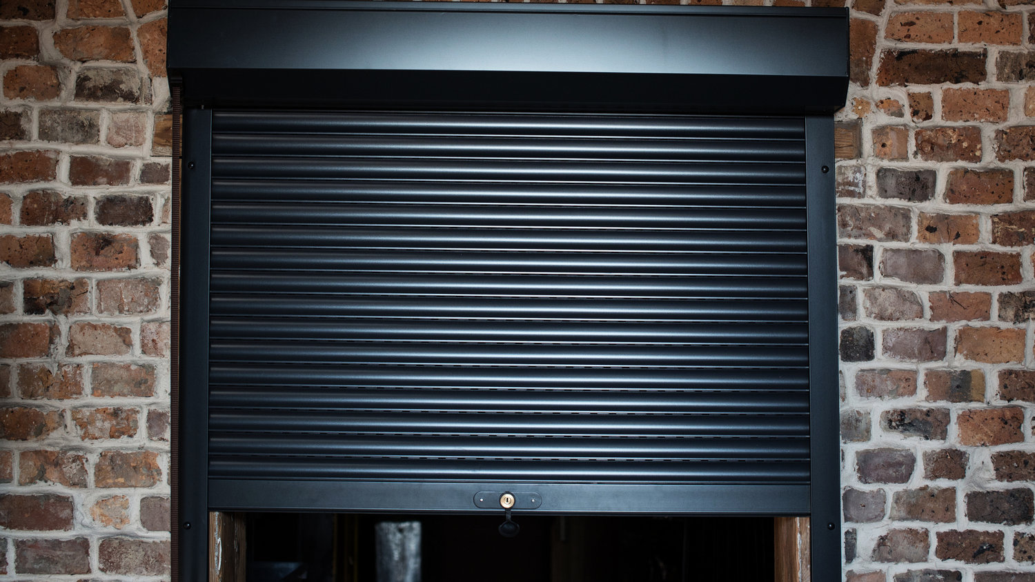 🛠️ Rollladen klemmt? Die 7 häufigsten Ursachen – und die besten Lösungen Schritt für Schritt erklärt