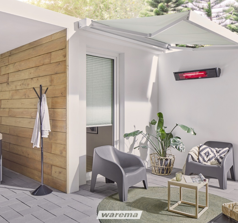 Der WAREMA Design Heizstrahler im Einsatz auf der Terrasse, spendet angenehme Wärme für gemütliche Abende im Freien mit Familie und Freunden.