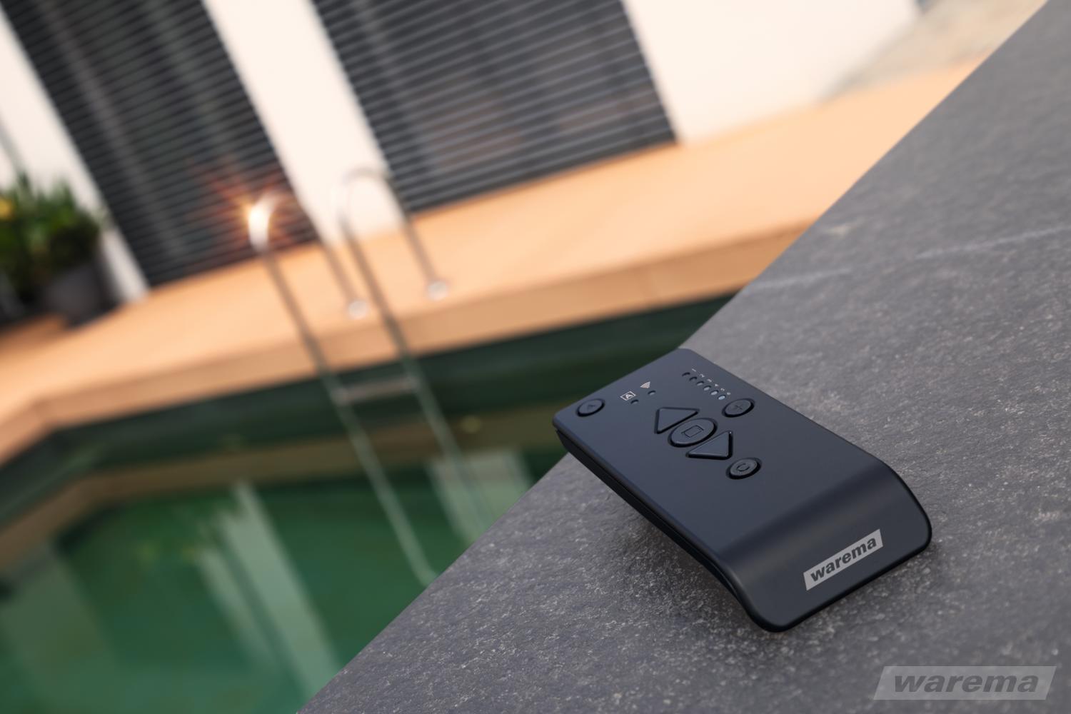 WAREMA WMS Handsender plus im Garten – stilvolle Funkfernbedienung für Markisen und Outdoor-Beschattung