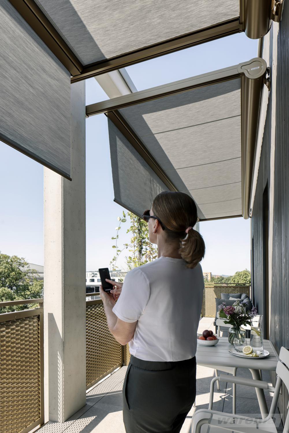 WAREMA WMS Handsender plus in der Anwendung – komfortable Steuerung von Sonnenschutz per Knopfdruck